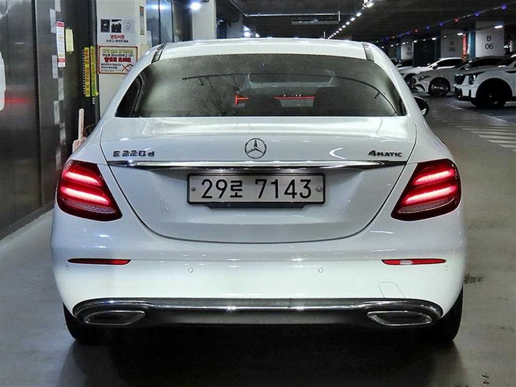 벤츠 E 클래스 E-클래스 W213 E220d 4MATIC 익스클루시브 이미지 5