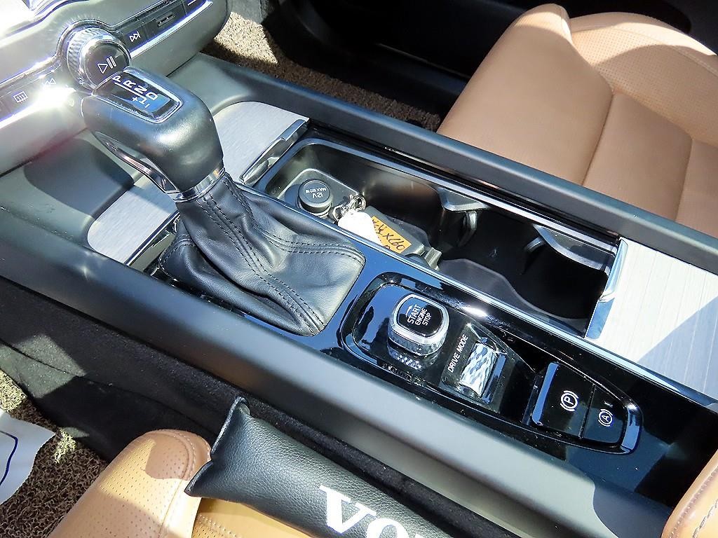 볼보 XC60 XC60(2세대) D4 AWD 인스크립션 이미지 11