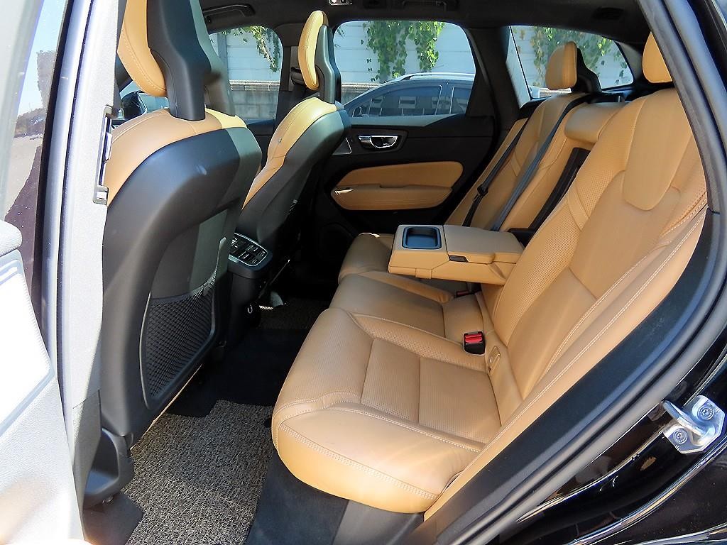 볼보 XC60 XC60(2세대) D4 AWD 인스크립션 이미지 6