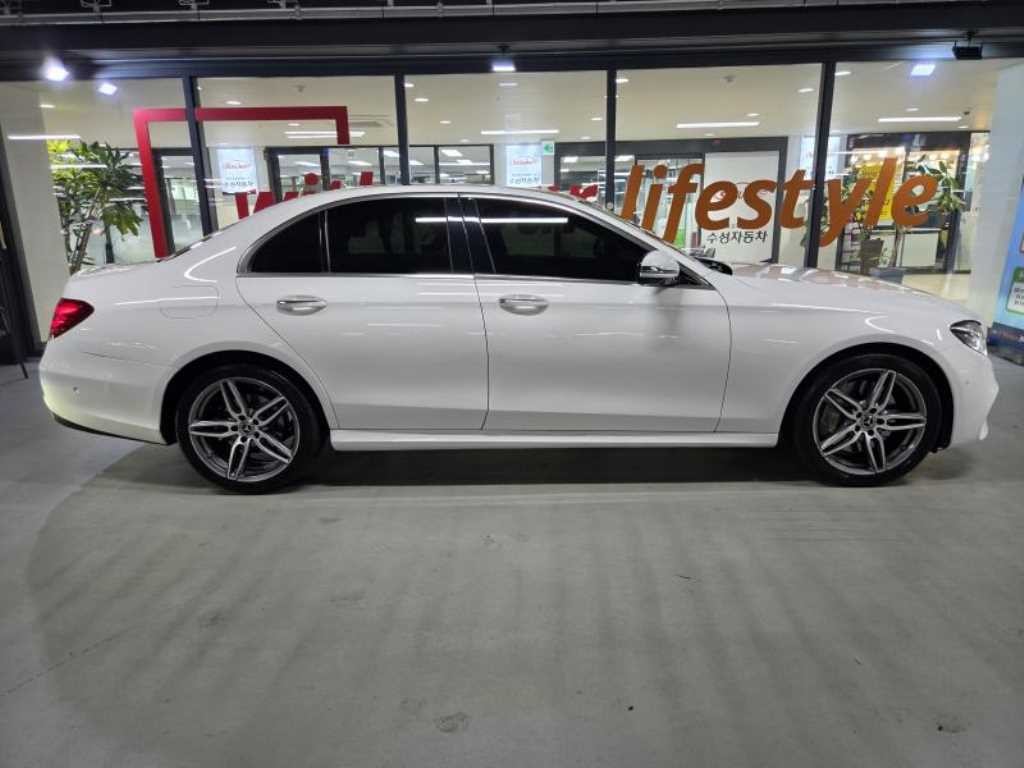 벤츠 E 클래스 E-클래스 W213 E300 4MATIC AMG LINE 이미지 3