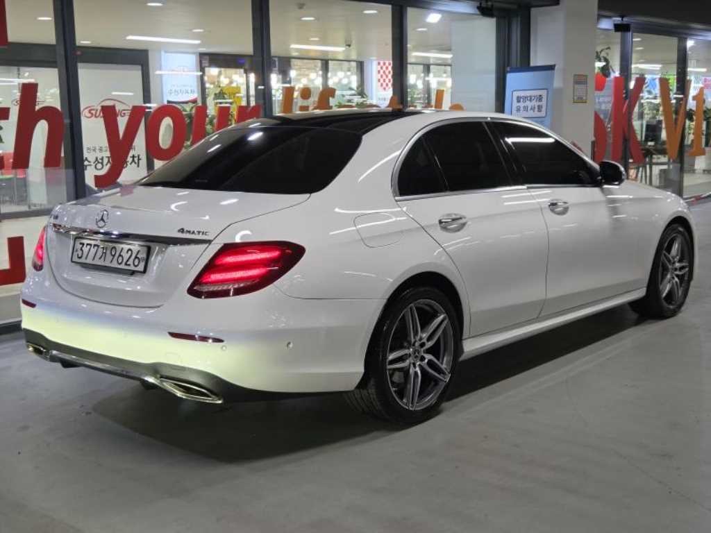 벤츠 E 클래스 E-클래스 W213 E300 4MATIC AMG LINE 이미지 4