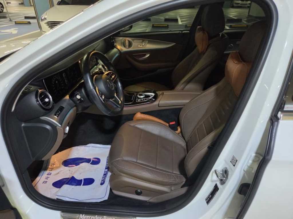 벤츠 E 클래스 E-클래스 W213 E300 4MATIC AMG LINE 이미지 6
