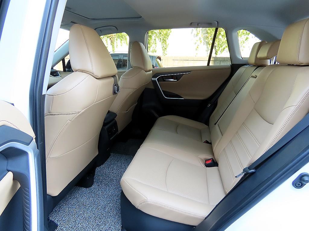 토요타 라브4 RAV4(5세대) 2.5 4WD 하이브리드 LTD 이미지 6