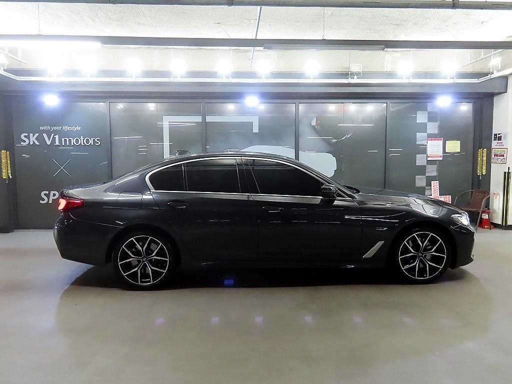 BMW 5시리즈 5시리즈 (G30) 530e M 스포츠 이미지 3