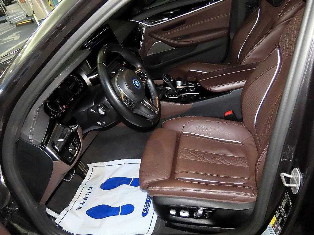 BMW 5시리즈 5시리즈 (G30) 530e M 스포츠 이미지 6