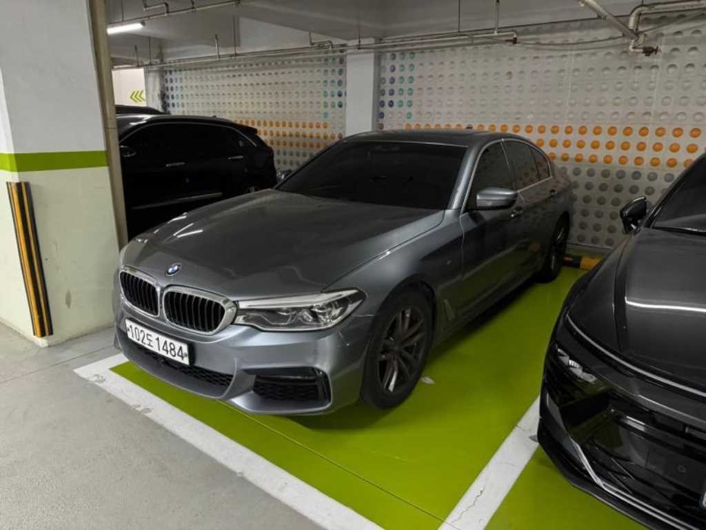 BMW 5시리즈 5시리즈 (G30) 520d M 스포츠 플러스 이미지 2