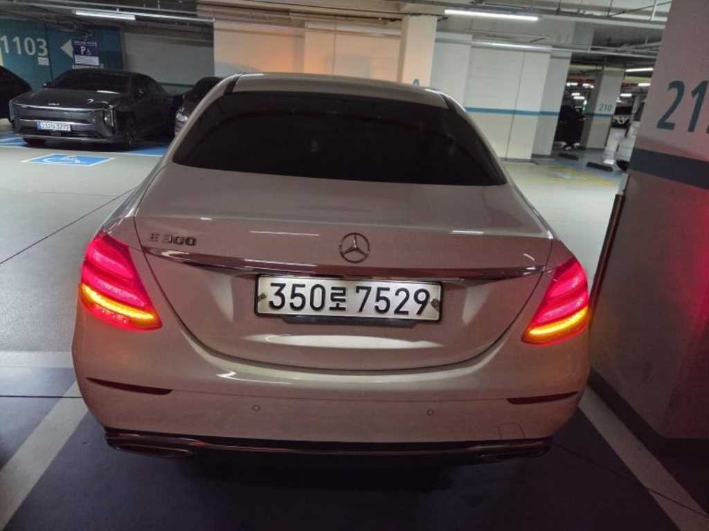 벤츠 E 클래스 E-클래스 W213 E300 아방가르드 이미지 2