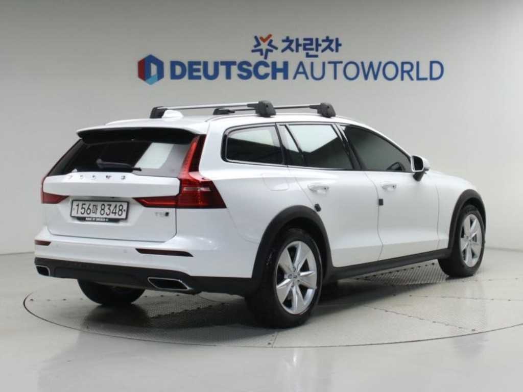 볼보 V60 V60 크로스 컨트리 2세대 2.0 T5 프로 AWD 이미지 2