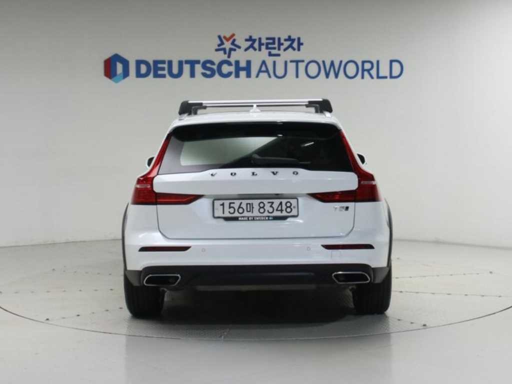 볼보 V60 V60 크로스 컨트리 2세대 2.0 T5 프로 AWD 이미지 4