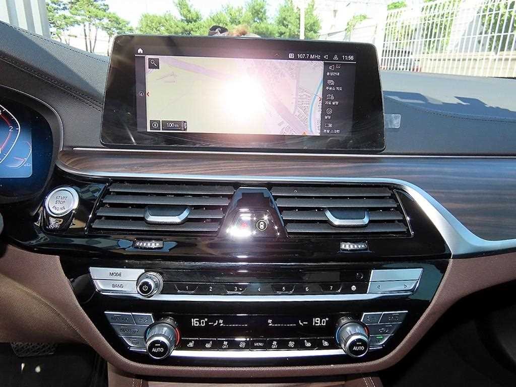 BMW 5시리즈 5시리즈 (G30) 520d 럭셔리 플러스 이미지 14