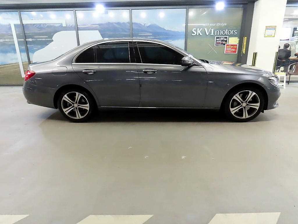 벤츠 E 클래스 E-클래스 W213 E300 4MATIC 아방가르드 이미지 3
