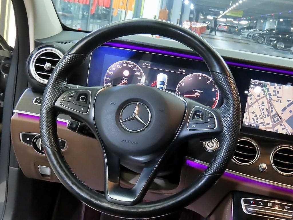 벤츠 E 클래스 E-클래스 W213 E300 4MATIC 아방가르드 이미지 8