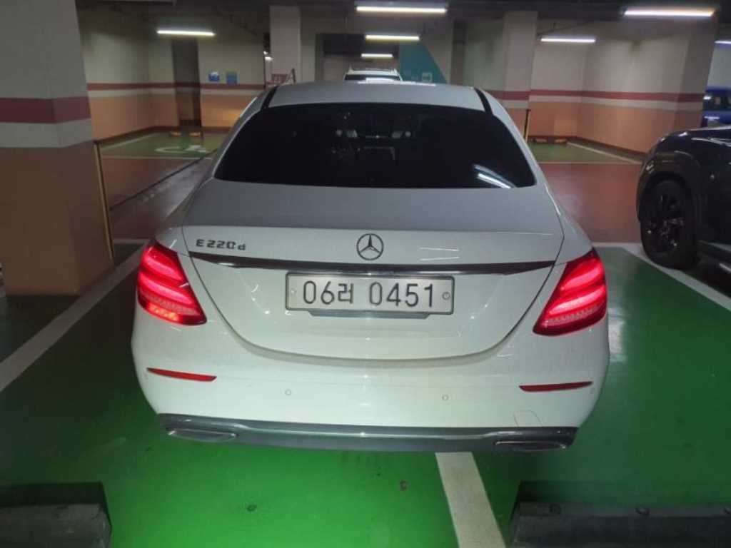 벤츠 E 클래스 E-클래스 W213 E220d 아방가르드 이미지 2