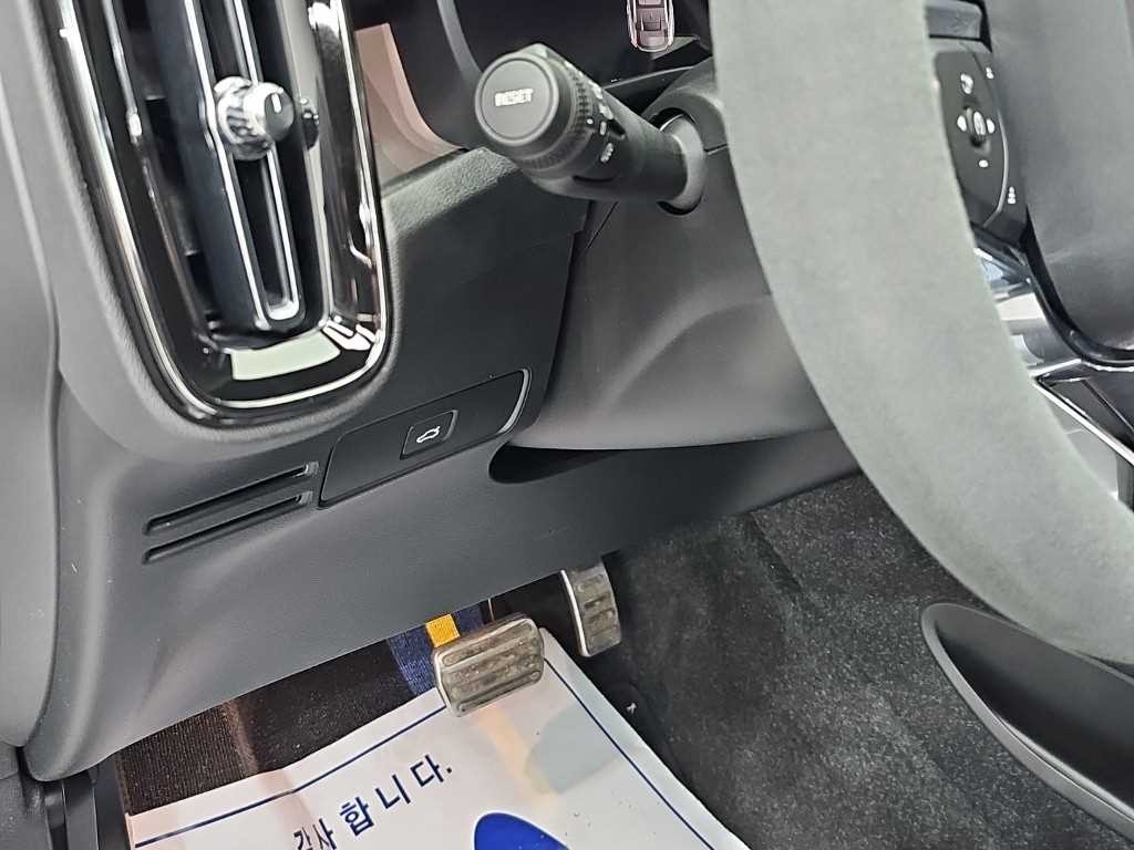 볼보 C40 리차지 트윈 얼티메이트 AWD 이미지 17