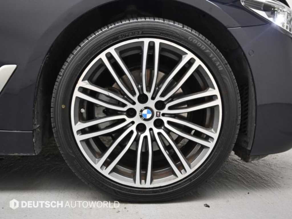 BMW 5시리즈 5시리즈 (G30) 520d xDrive M 스포츠 플러스 이미지 5
