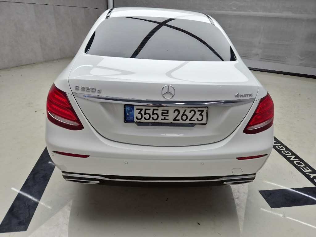 벤츠 E 클래스 E-클래스 W213 E220d 4MATIC 익스클루시브 이미지 3