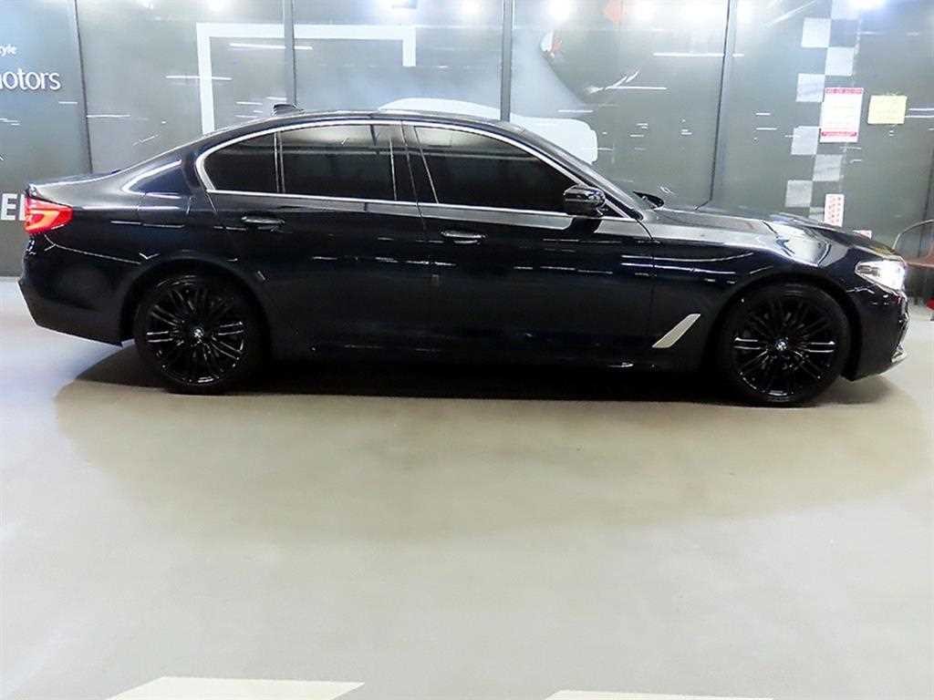 BMW 5시리즈 5시리즈 (G30) 520d xDrive M 스포츠 플러스 이미지 3