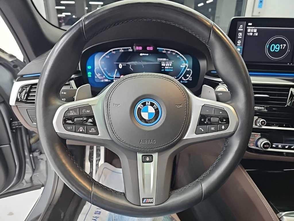 BMW 5시리즈 5시리즈 (G30) 530e M 스포츠 이미지 9