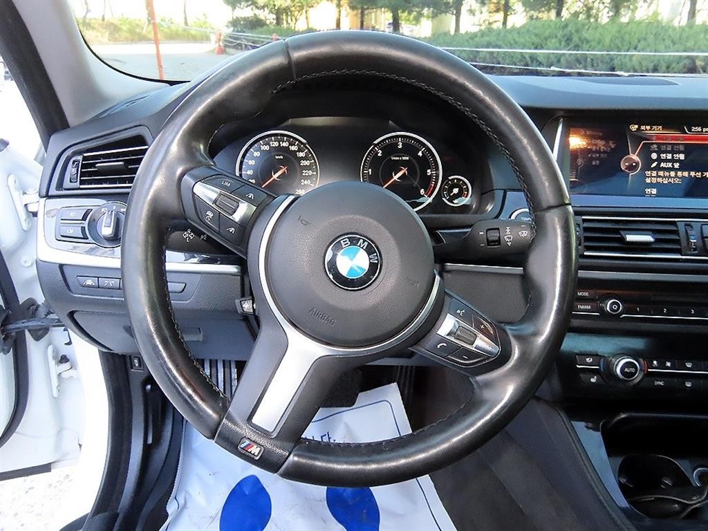 BMW 5시리즈 5시리즈 (F10) 520d xDrive M 에어로다이나믹 이미지 8