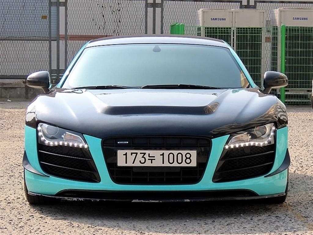 아우디 R8 5.2 V10 쿠페 이미지 1