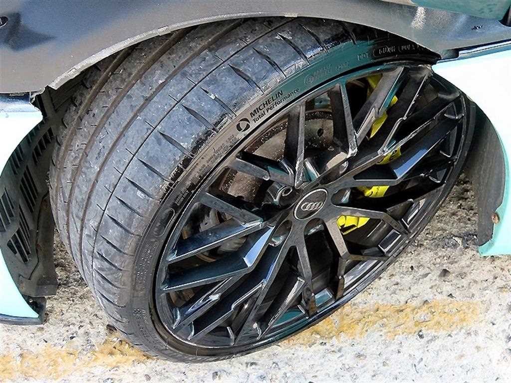 아우디 R8 5.2 V10 쿠페 이미지 18