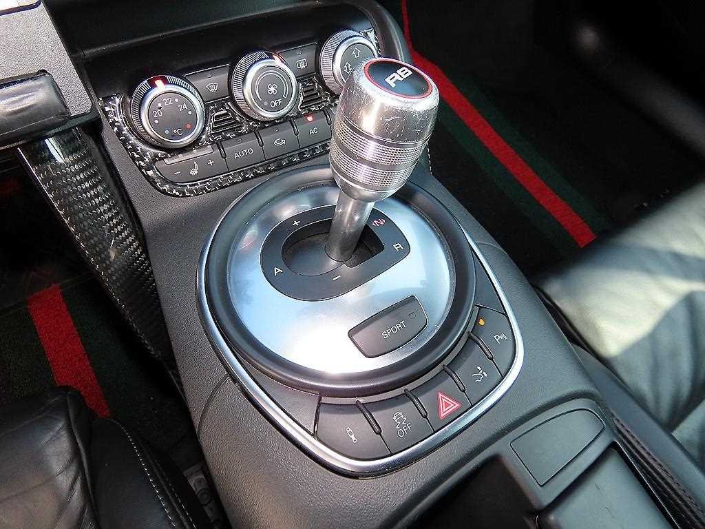 아우디 R8 5.2 V10 쿠페 이미지 9