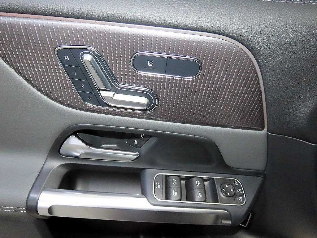 벤츠 EQB EQB (X243) EQB 300 4MATIC AMG 라인 이미지 14