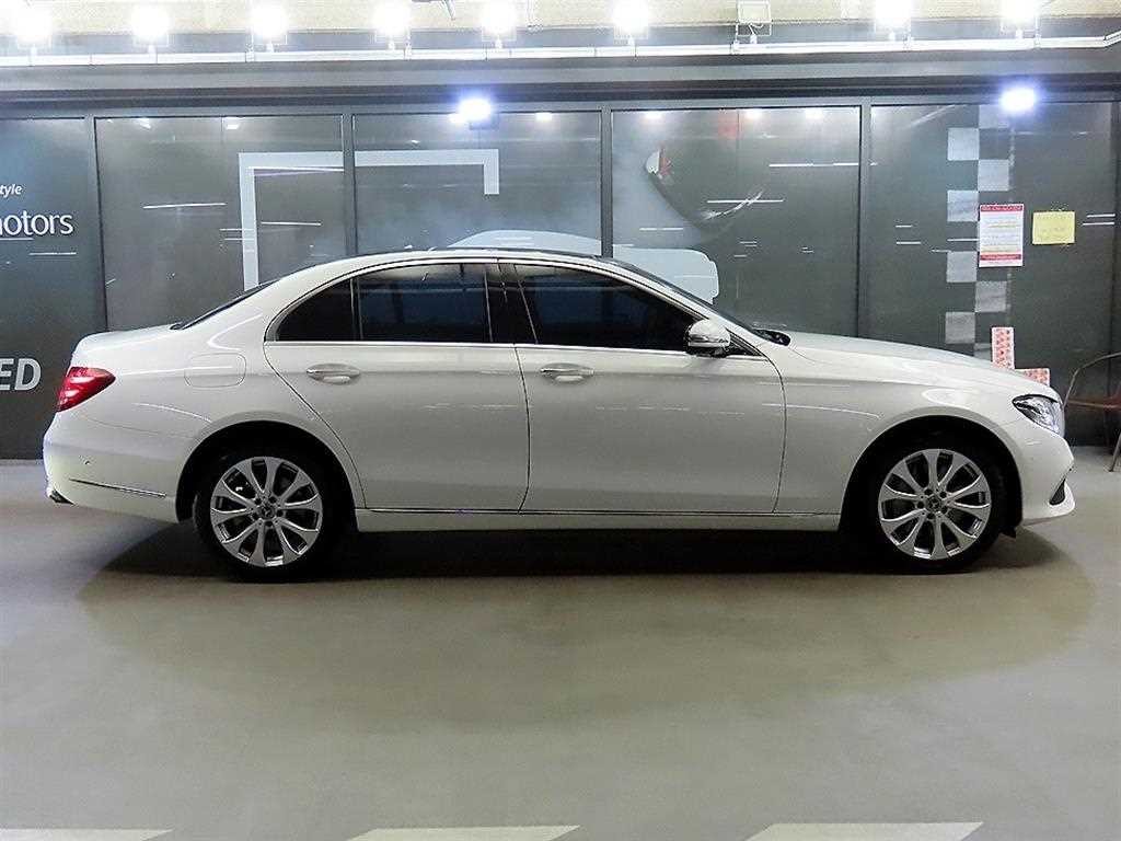 벤츠 E 클래스 E-클래스 W213 E300 4MATIC 익스클루시브 이미지 3
