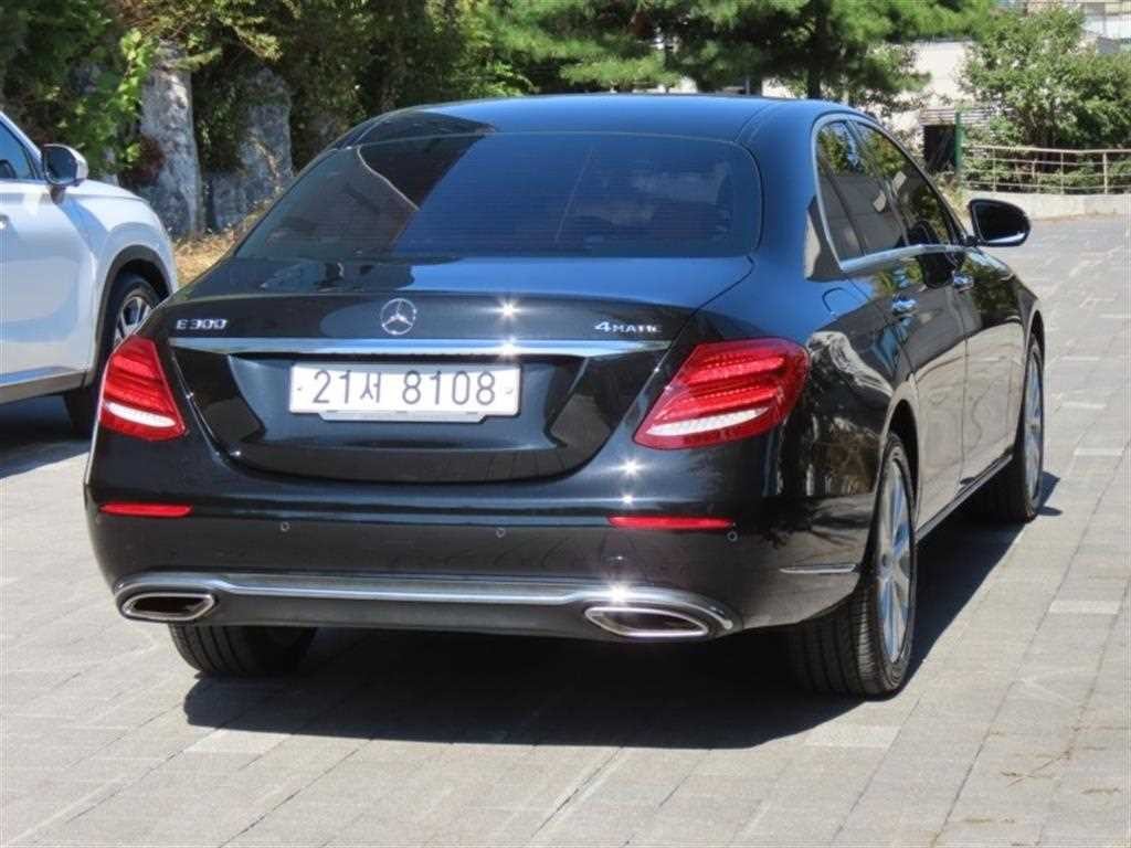 벤츠 E 클래스 E-클래스 W213 E300 4MATIC 익스클루시브 이미지 3