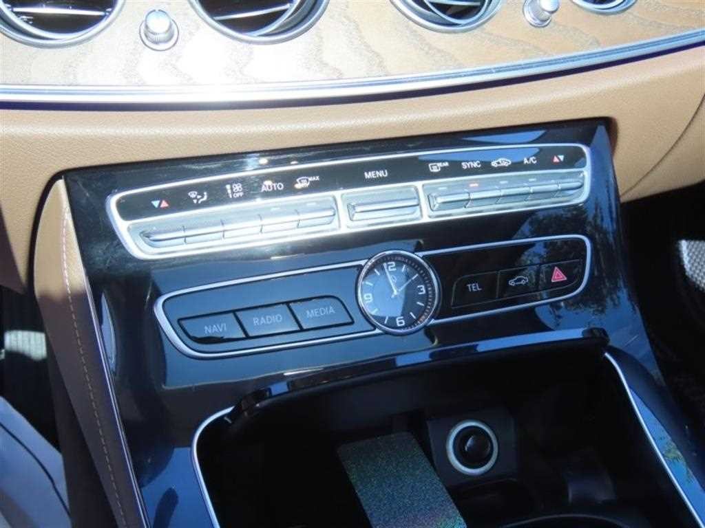 벤츠 E 클래스 E-클래스 W213 E300 4MATIC 익스클루시브 이미지 8