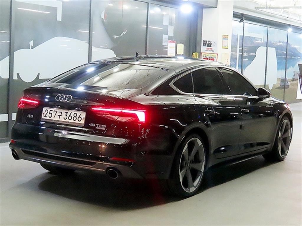 아우디 A5 A5 (F5) 45 TFSI 콰트로 프리미엄 스포트백 이미지 4