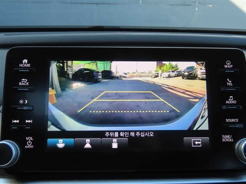혼다 어코드 어코드(10세대) 2.0 하이브리드 EX-L 이미지 17