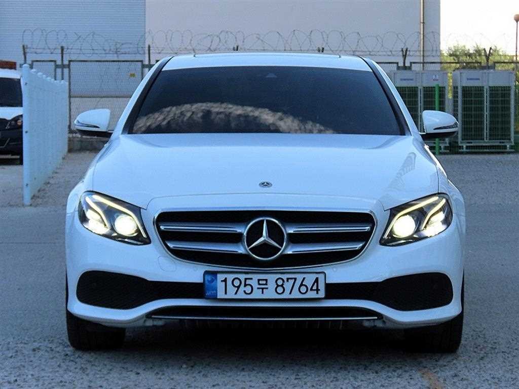 벤츠 E 클래스 E-클래스 W213 E220d 아방가르드 이미지 1