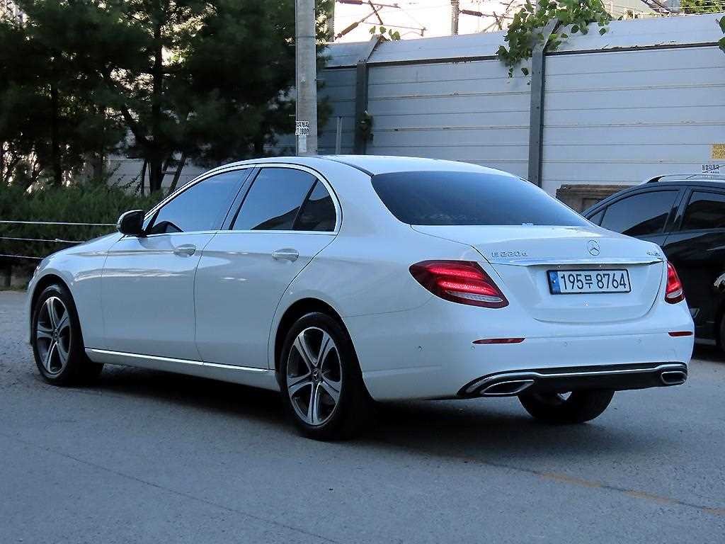 벤츠 E 클래스 E-클래스 W213 E220d 아방가르드 이미지 3