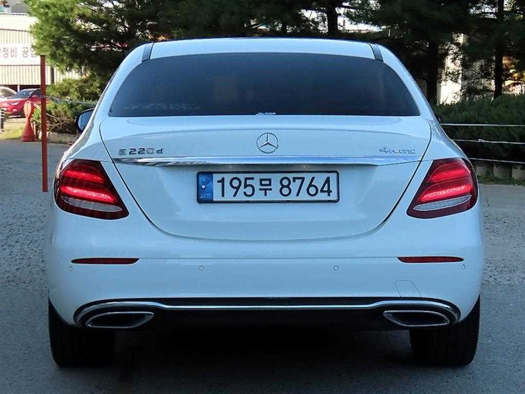 벤츠 E 클래스 E-클래스 W213 E220d 아방가르드 이미지 4