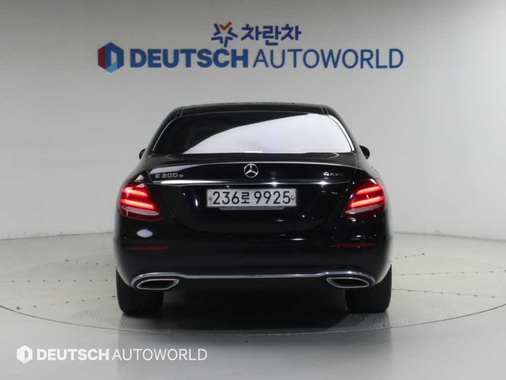 벤츠 E 클래스 E-클래스 W213 E300e 4MATIC 익스클루시브 이미지 4