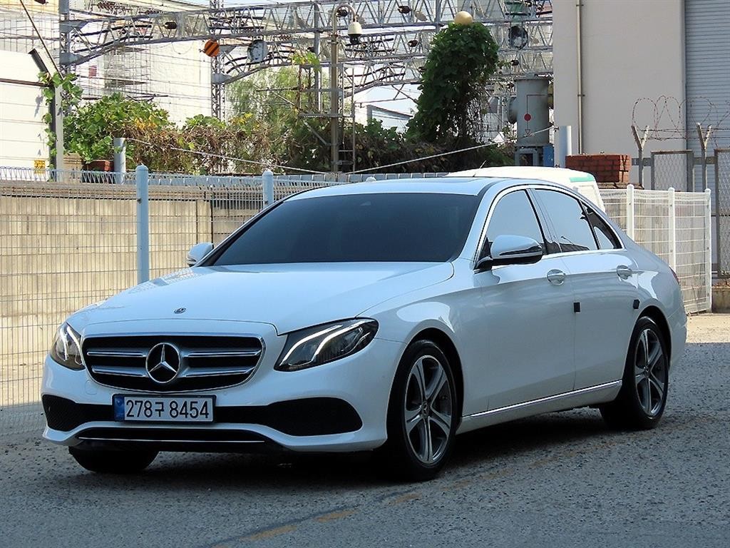 벤츠 E 클래스 E-클래스 W213 E300 아방가르드 이미지 2