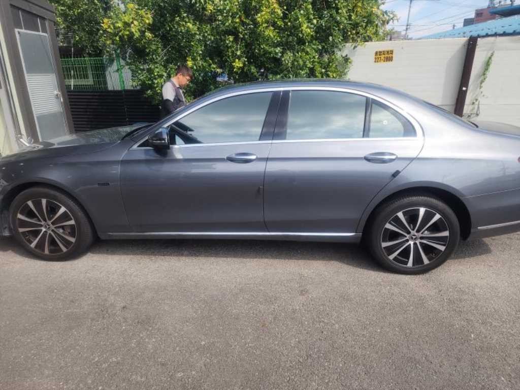 벤츠 E 클래스 E-클래스 W213 E300e 4MATIC 익스클루시브 이미지 3