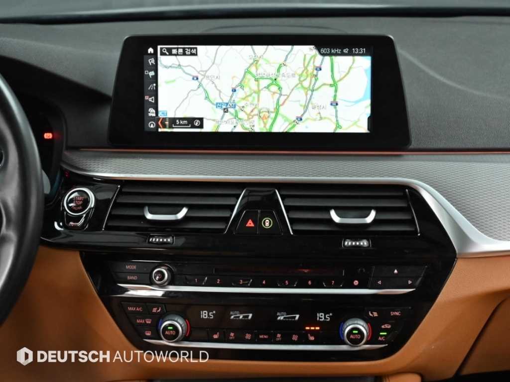 BMW 5시리즈 5시리즈 (G30) 520d xDrive M 스포츠 이미지 14