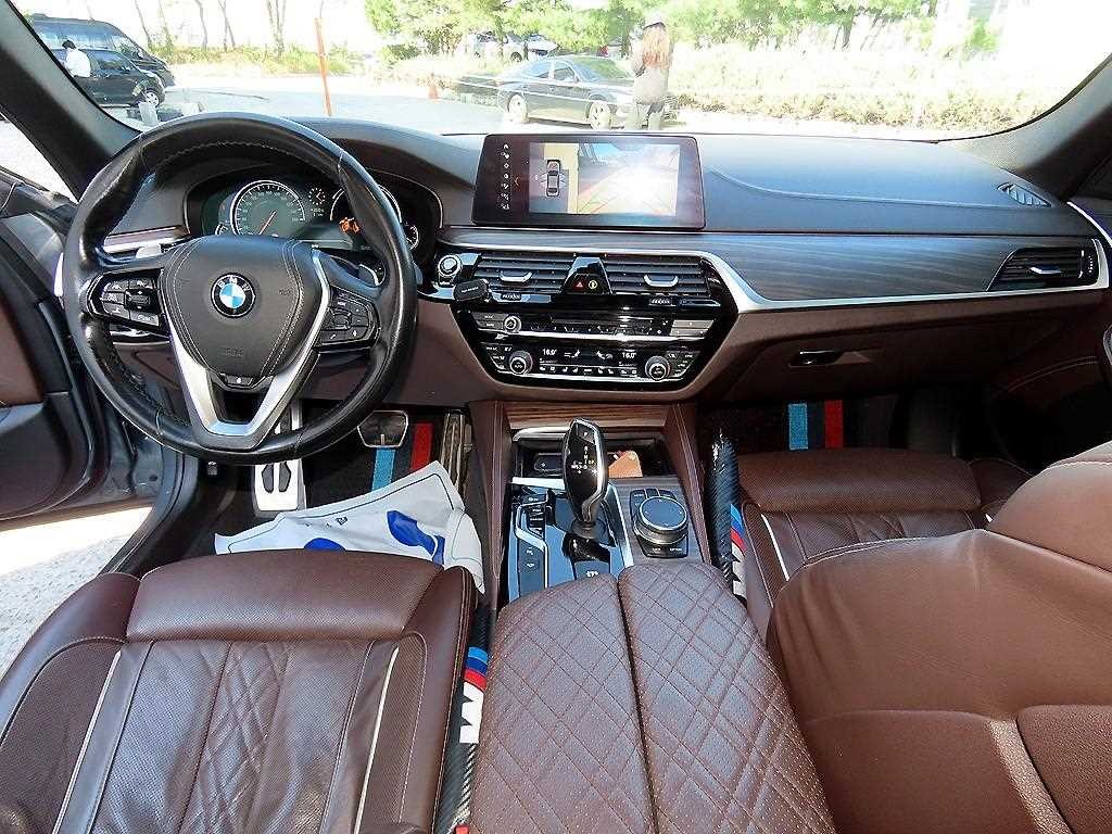 BMW 5시리즈 5시리즈 (G30) 520d xDrive M 스포츠 플러스 이미지 7