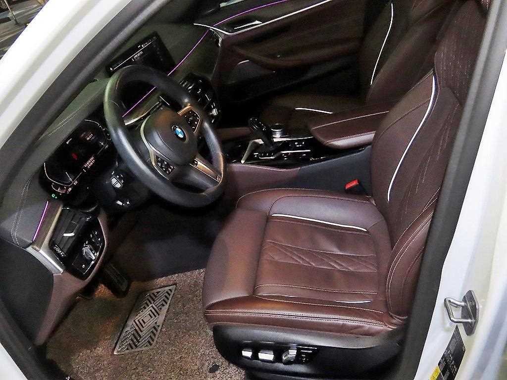 BMW 5시리즈 5시리즈 (G30) 530e M 스포츠 이미지 6