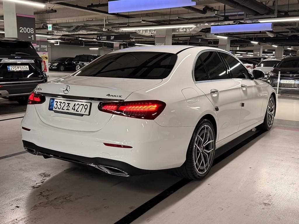 벤츠 E 클래스 E-클래스 W213 E220d 4MATIC AMG라인 이미지 3