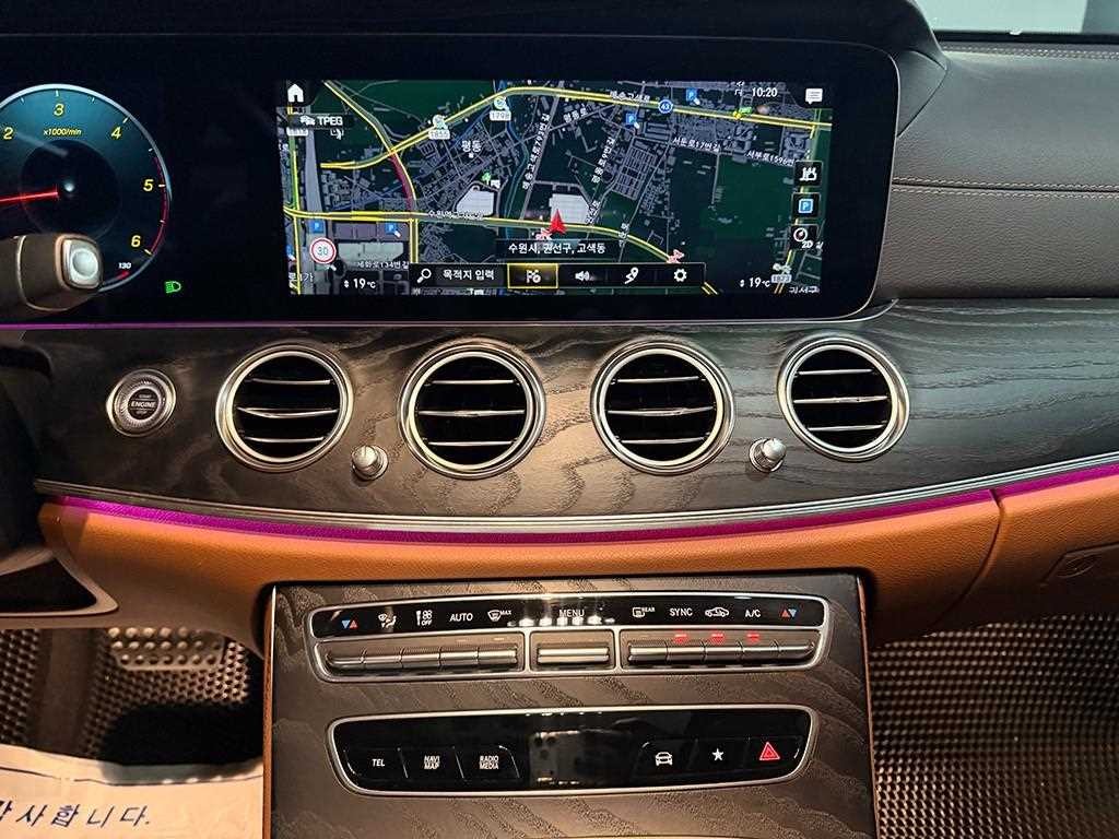 벤츠 E 클래스 E-클래스 W213 E220d 4MATIC AMG라인 이미지 9