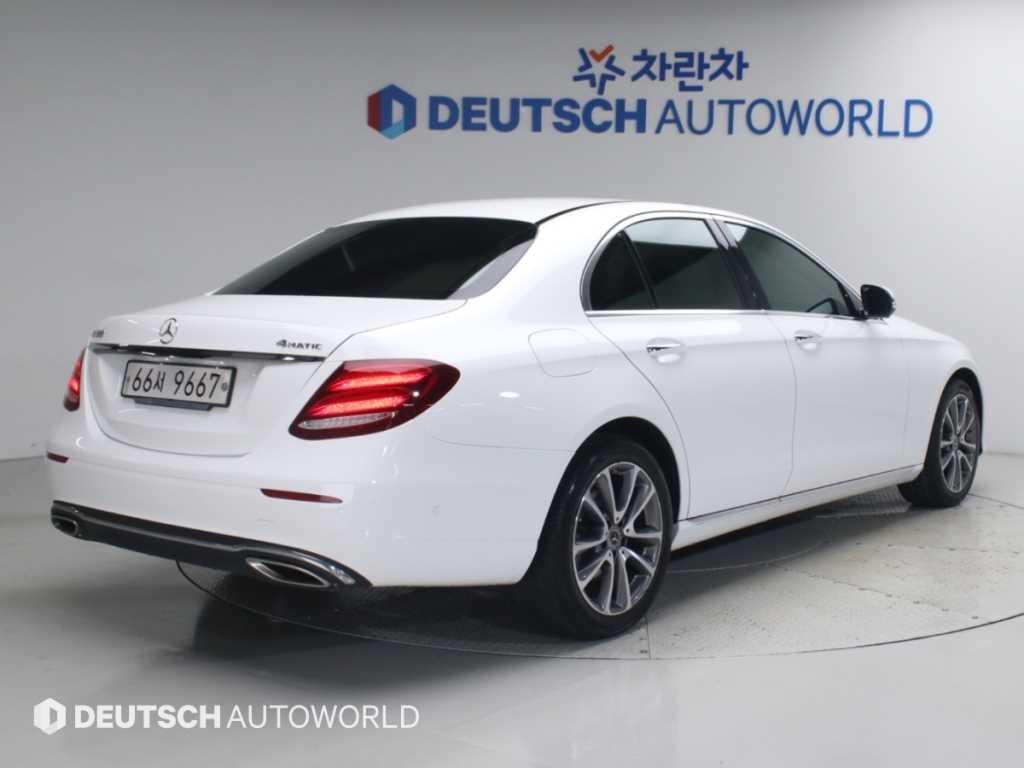 벤츠 E 클래스 E-클래스 W213 E300 4MATIC 아방가르드 이미지 4