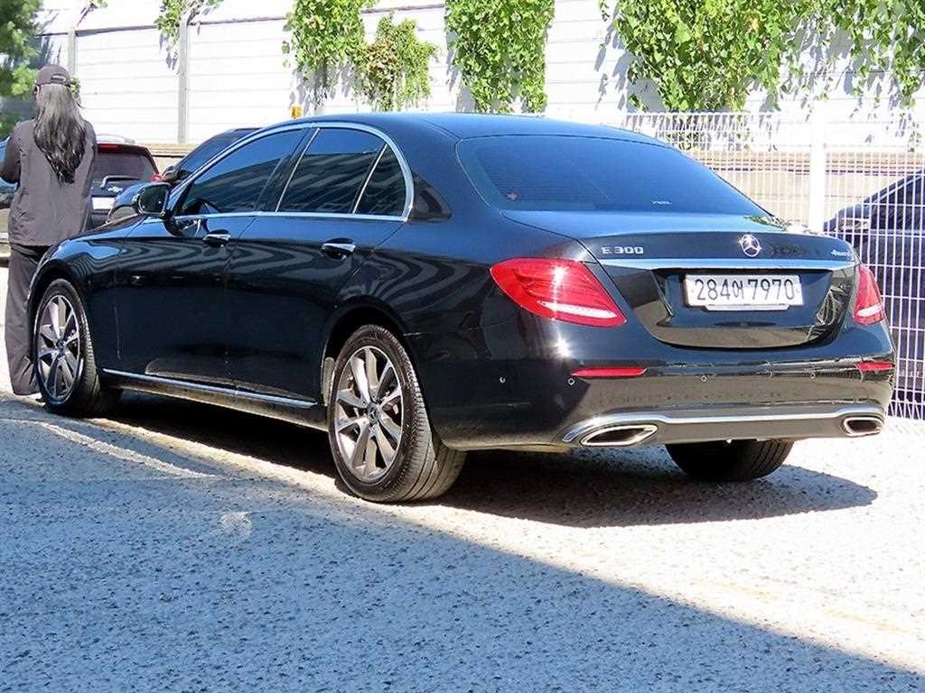 벤츠 E 클래스 E-클래스 W213 E300 4MATIC 아방가르드 이미지 3