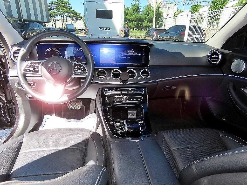 벤츠 E 클래스 E-클래스 W213 E300 4MATIC 아방가르드 이미지 7