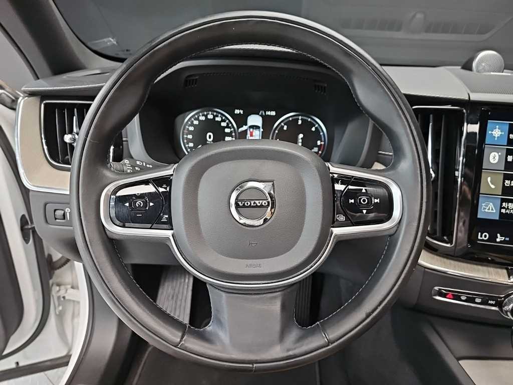 볼보 XC60 XC60(2세대) D4 AWD 인스크립션 이미지 9