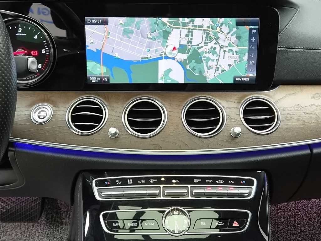 벤츠 E 클래스 E-클래스 W213 E220d 4MATIC 익스클루시브 이미지 12