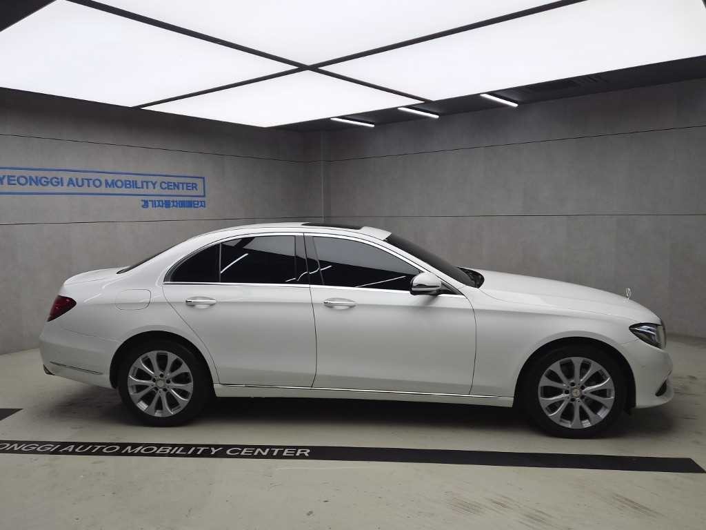 벤츠 E 클래스 E-클래스 W213 E220d 4MATIC 익스클루시브 이미지 2