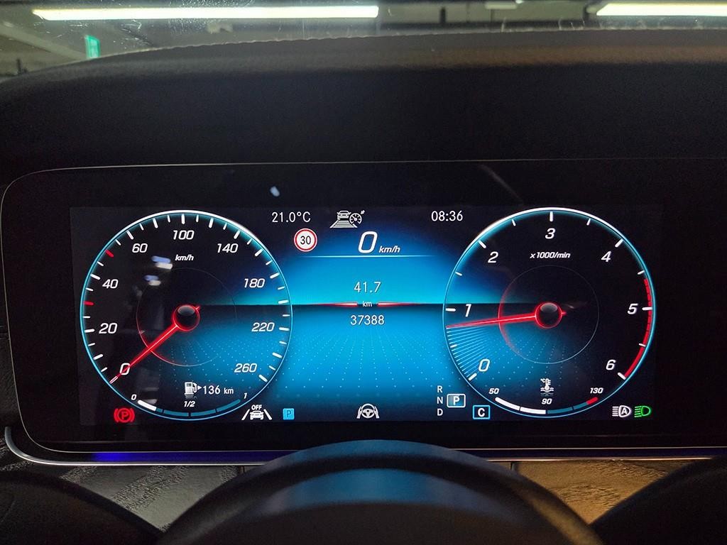 벤츠 E 클래스 E-클래스 W213 E220d 4MATIC AMG라인 이미지 8